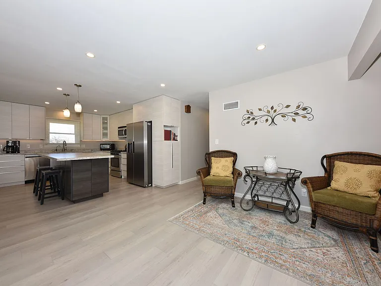 1538 W Liebau Rd — Photo 23