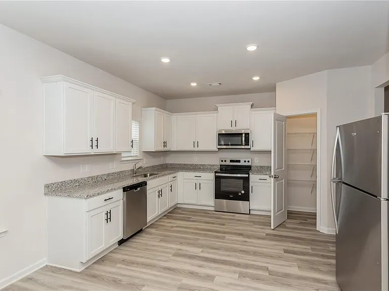 668 Mackenzie Cv — Photo 7