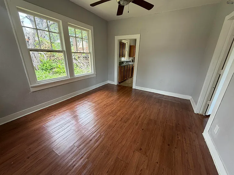 2206 Avenue E — Photo 3