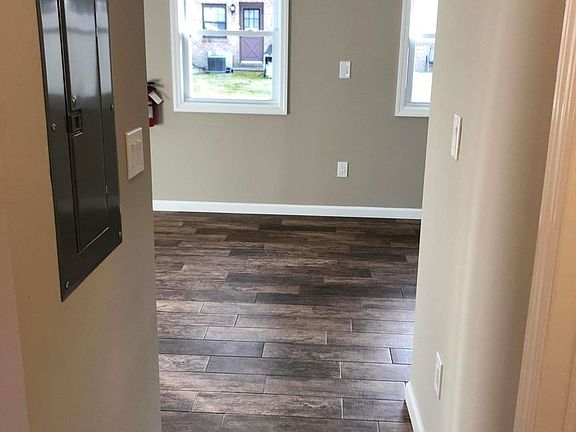 4th image of 19 Village Green Ct
