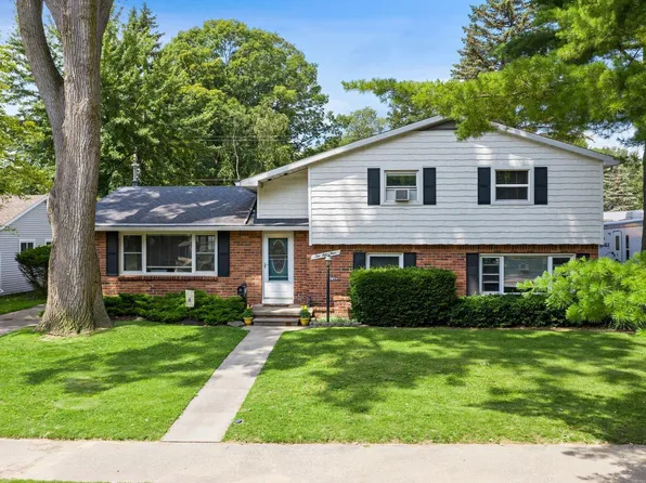 1054 Virginia Ave, Marysville, MI 48040