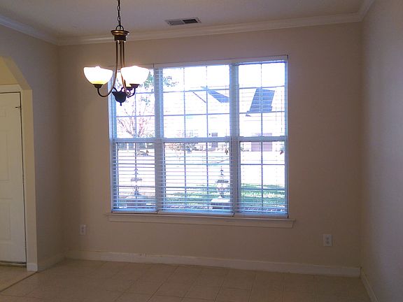 4th image of 410 S Monterey Dr