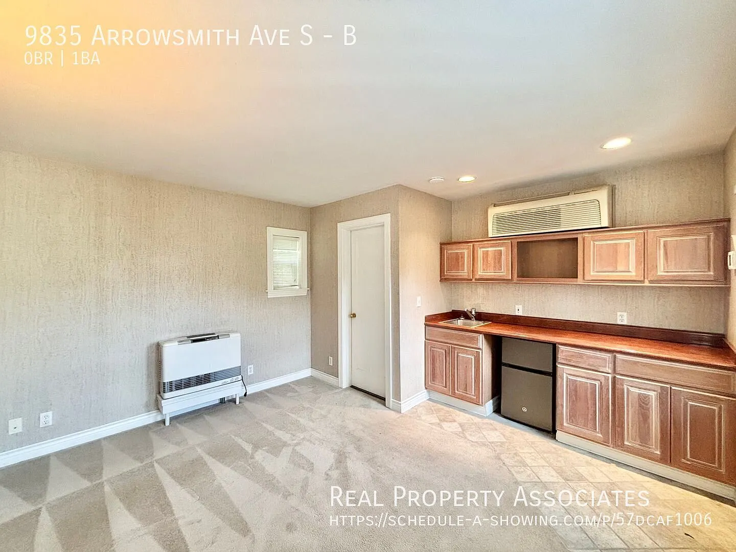 Spacious Duplex Studio **One Car Garage & AC In Unit** — Photo 4