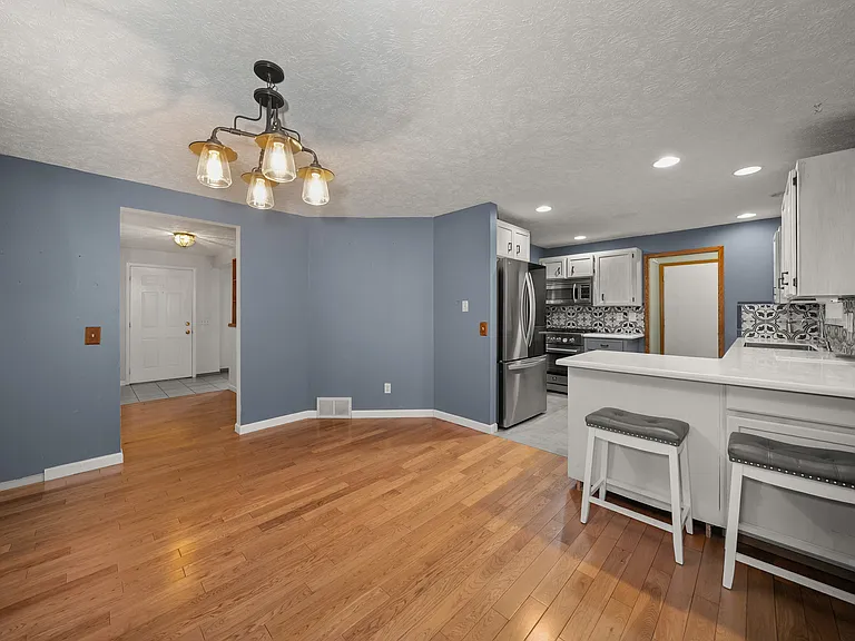 224 W 4th St — Photo 9