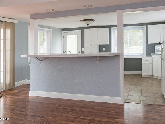 4th image of 4207 Long Lake Dr