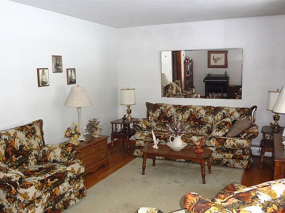 3rd image of 21 Oakwood Dr