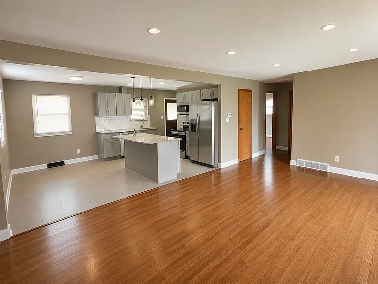 1287 Fowler Dr — Photo 2