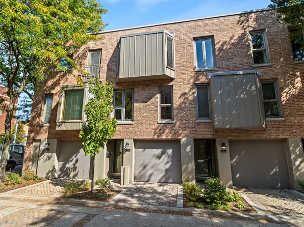 138 Frank Lloyd Wright Ln, Oak Park, IL 60302