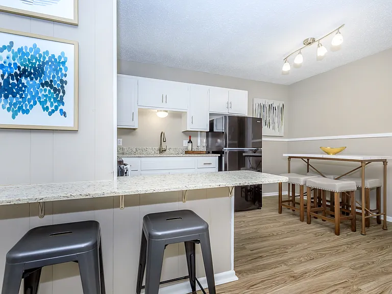 Oak Creek Apartments — Photo 15
