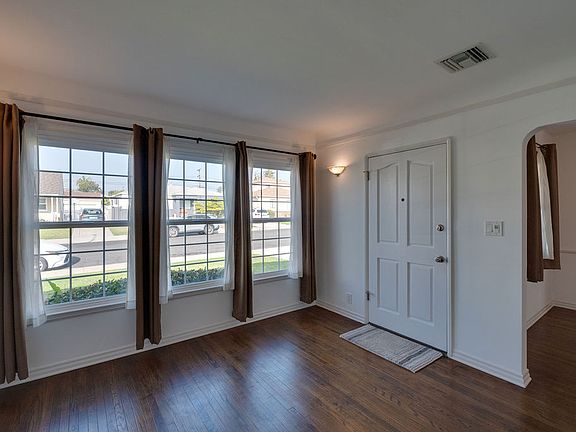 4th image of 6408 W 82nd St