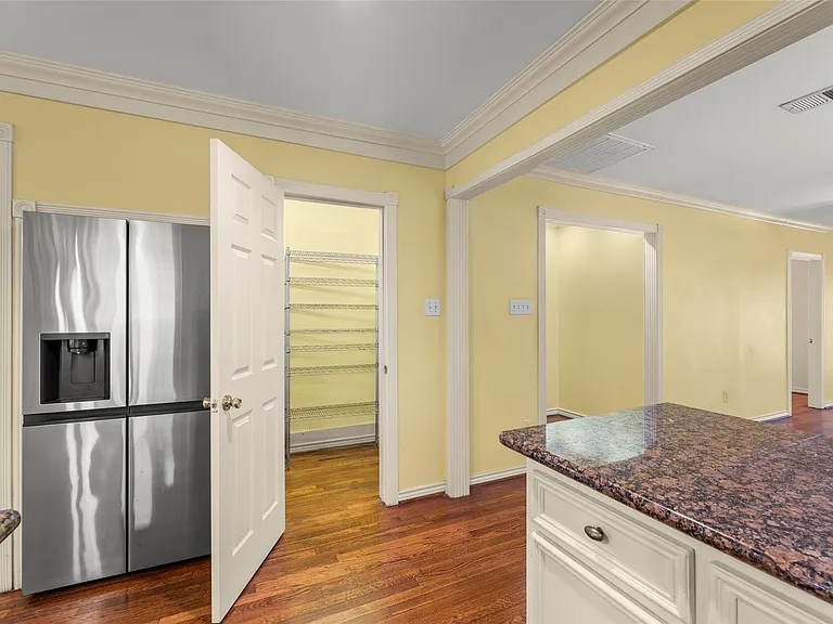 1535 W 25th St — Photo 11