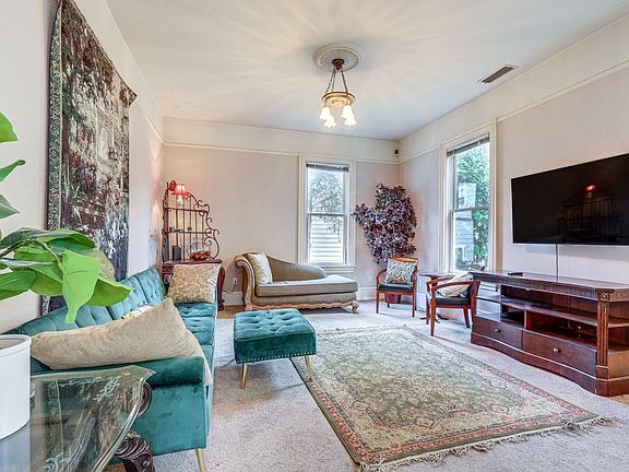 2nd image of 925 F St #2