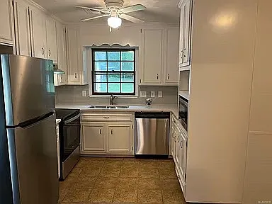 601 Larkin Ln — Photo 3