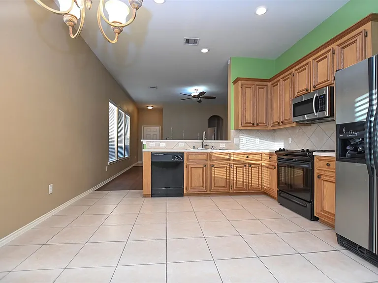 2123 Castle Gardens Ln — Photo 13