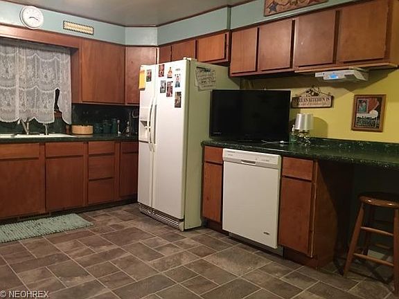 3rd image of 233 1st St W