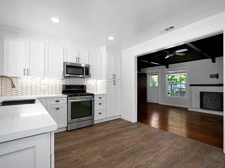 2249 Whyte Park Ave — Photo 6