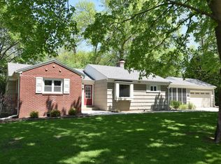 7420 N Bell Rd, Fox Pt, WI 53217