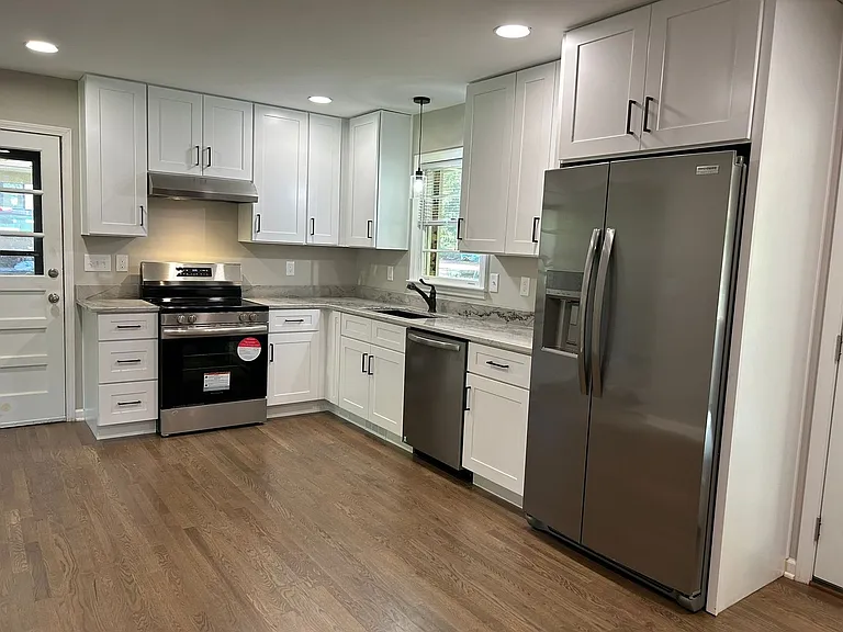 720 Jewel Pl SW — Photo 2