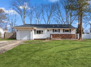 27 Rogers Ln, Smithtown, NY 11787