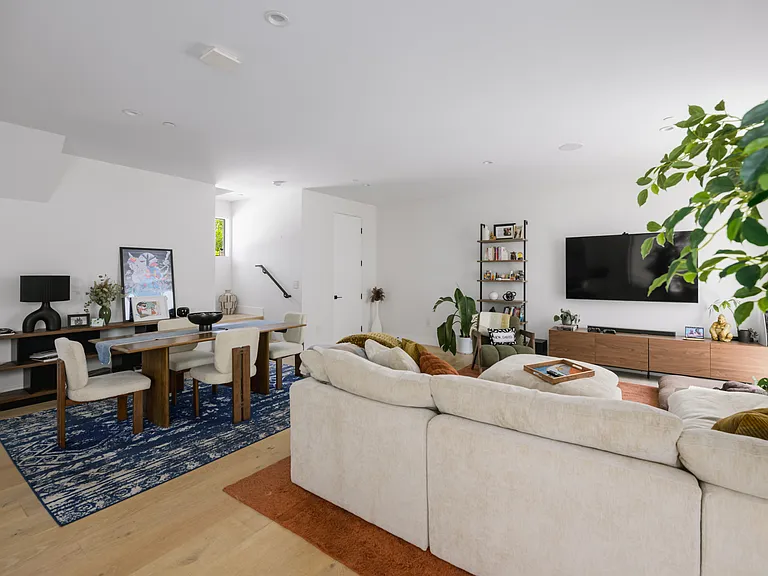 745 N Gramercy Pl — Photo 8