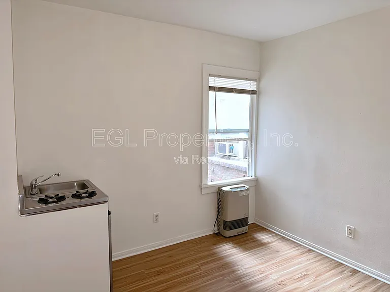 445 Western — Photo 6