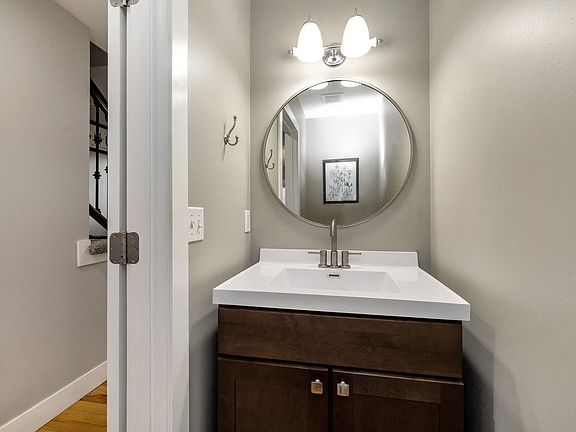4th image of 918 8th Ave NW