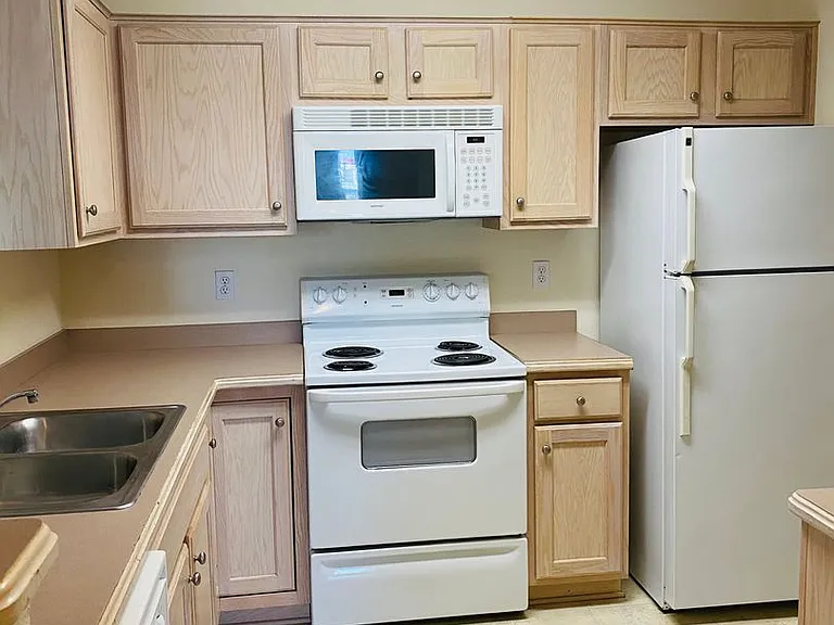 913 Westridge Dr #8 — Photo 5