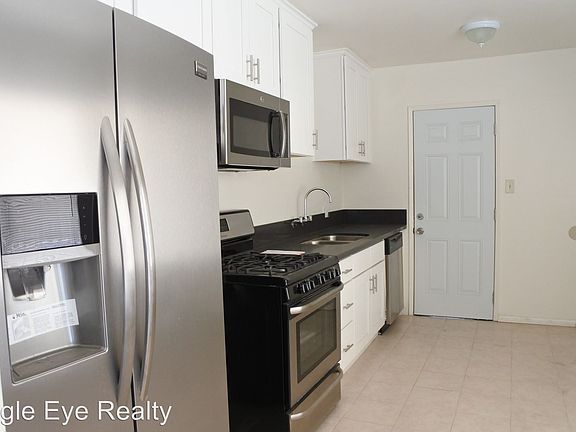 3rd image of 1060 W 60th Pl