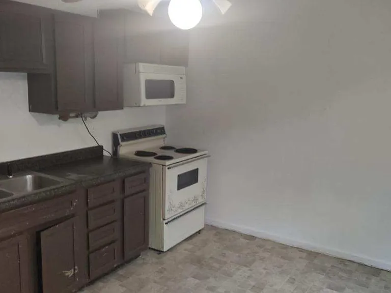 1872 Marietta Dr — Photo 2