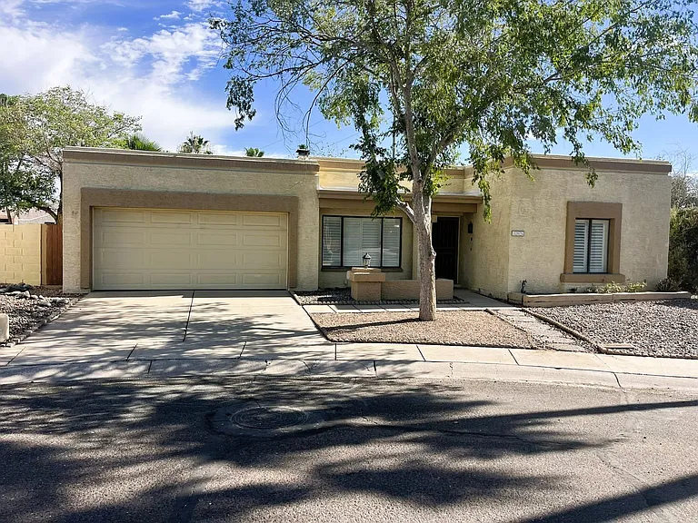 705 E Michelle Dr — Photo 2