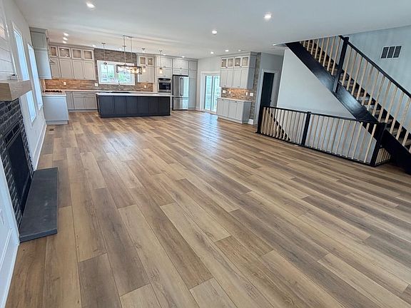 4th image of 133 E 12th Ave