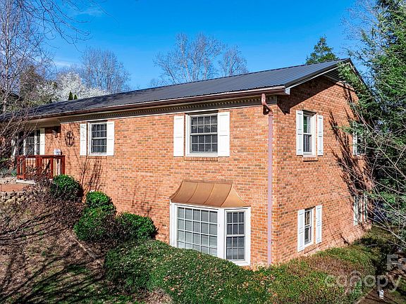 2nd image of 914 Hemlock Dr NE
