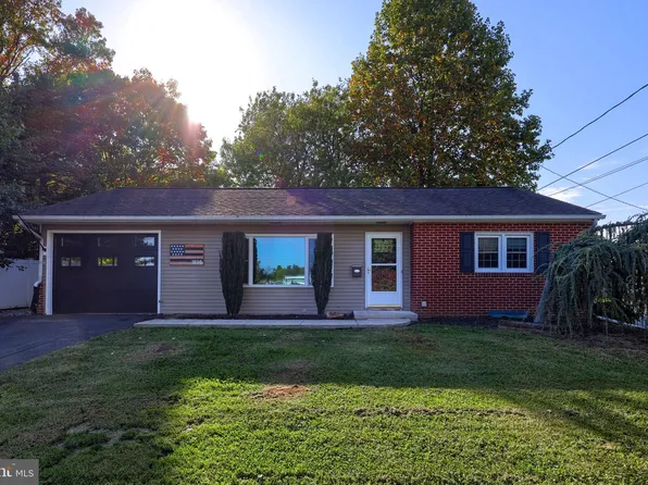 1898 Manor Ridge Dr, Lancaster, PA 17603