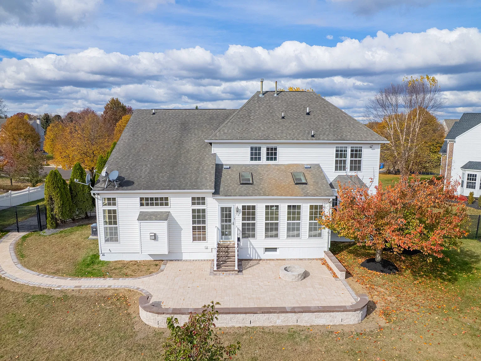 5 bed, 5350 sqft, $5,800 — Photo 4