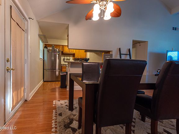 3rd image of 907 Catalpa Ct