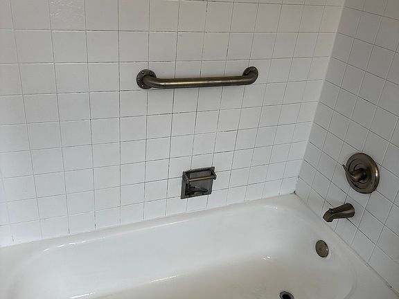 4th image of 17461 Ambaum Blvd S #116