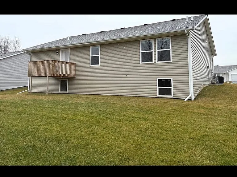 3064 Huntington Dr — Photo 2