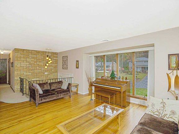 4th image of 27 Glenwood Dr