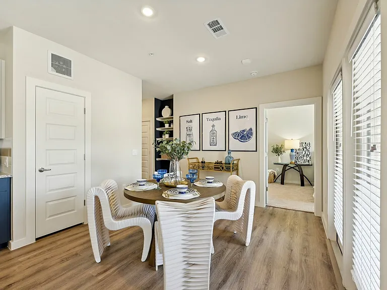 Central Pine St-017