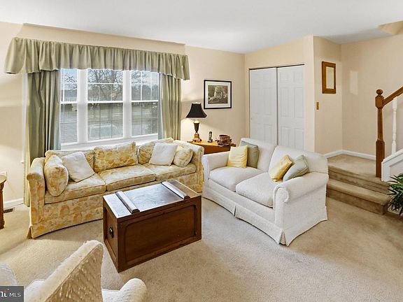 4th image of 33 Stafford Sq
