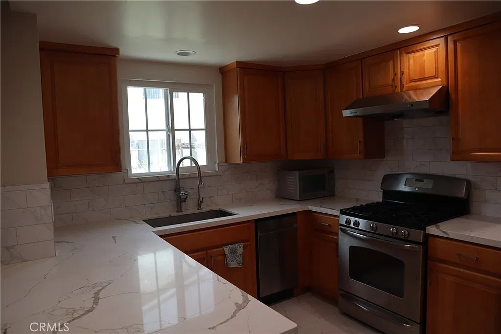 4 bed, 2.5 bath, 2064 sqft, $4,200 — Photo 3