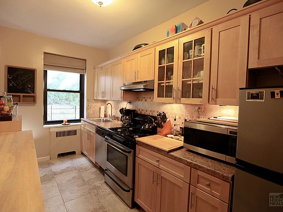 5th image of 251 Seaman Ave APT 2D