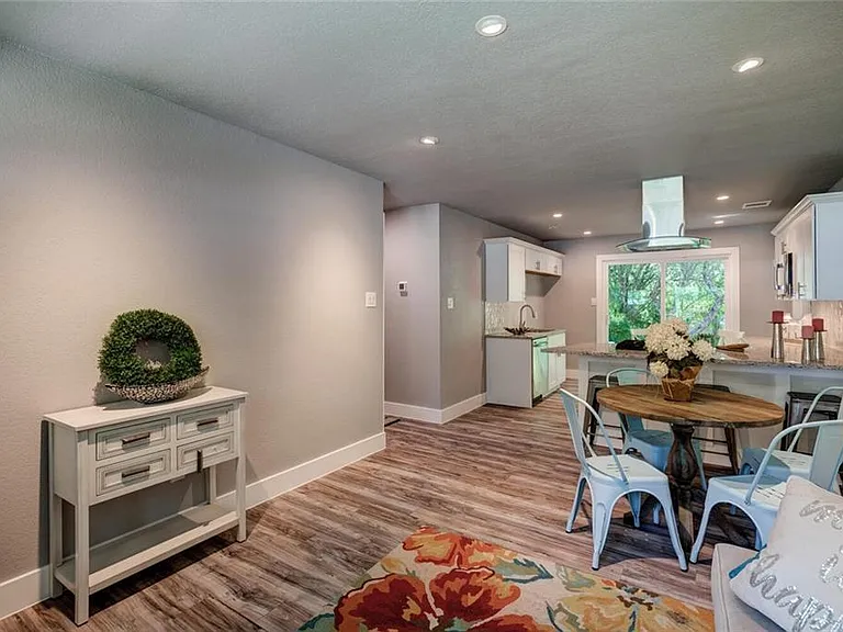 2321 Lakehurst Dr — Photo 7