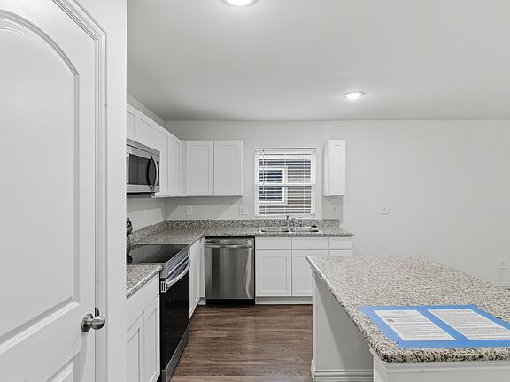 4th image of 104 Holiday Dr