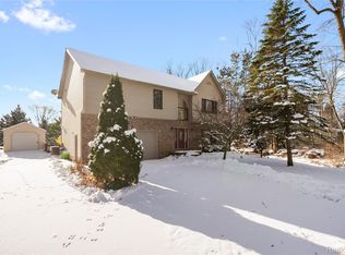 2160 Dean Dr, Highland, MI 48356