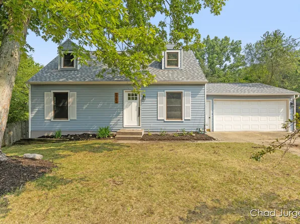 1702 Woodgate Dr SE, Lowell, MI 49331
