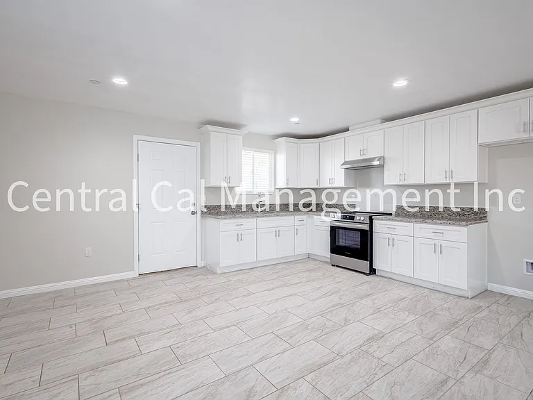 1004 Padre St — Photo 5