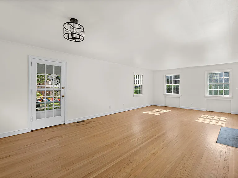 154 N Franklin Tpke — Photo 4