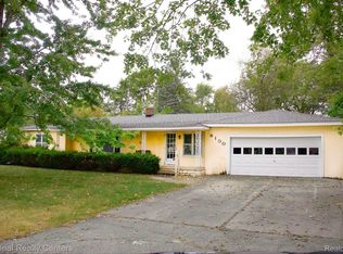 6100 Wilson Dr, Waterford, MI 48329