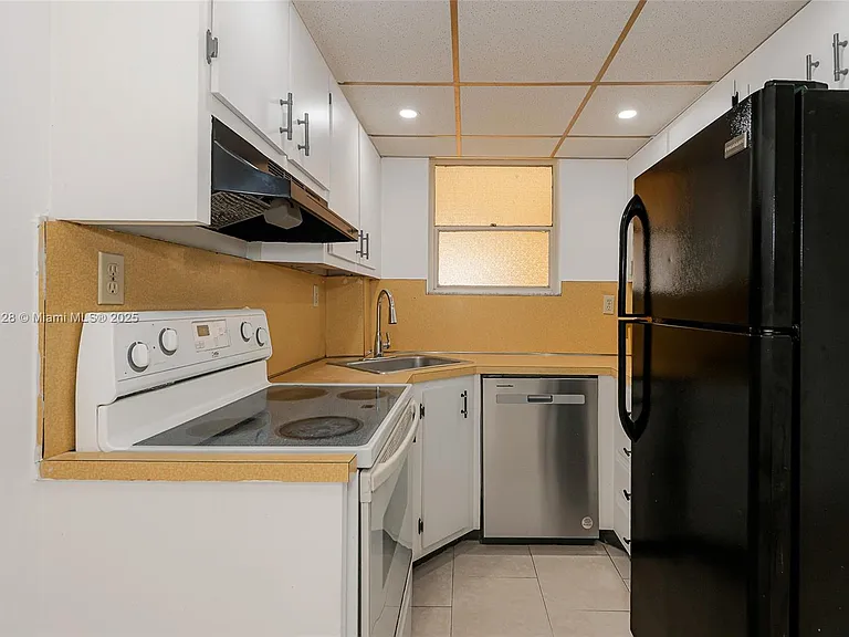 1975 NE 135th St #3B — Photo 14